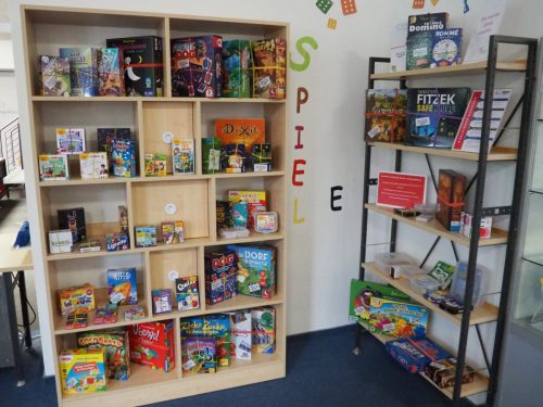 Spieleregale der Bücherei